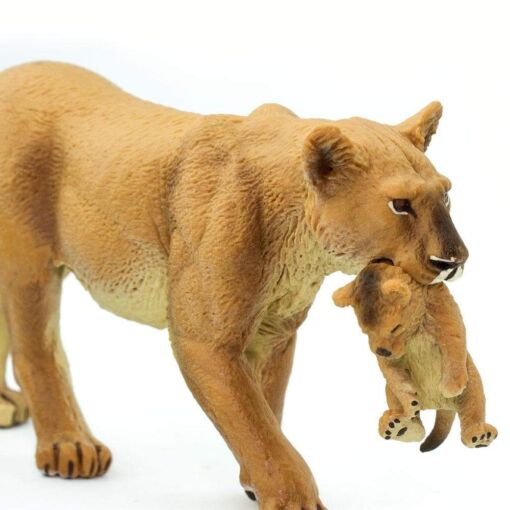 SAF225229 5 lioness with cub